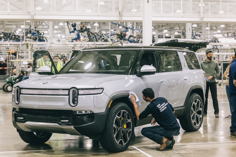 Rivian R1s delivery