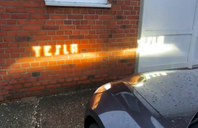 Afgift transportabel Perfervid Tesla Logo Projected by Matrix LED Headlights During 2021 Light Show  [VIDEOS] - TeslaNorth.com
