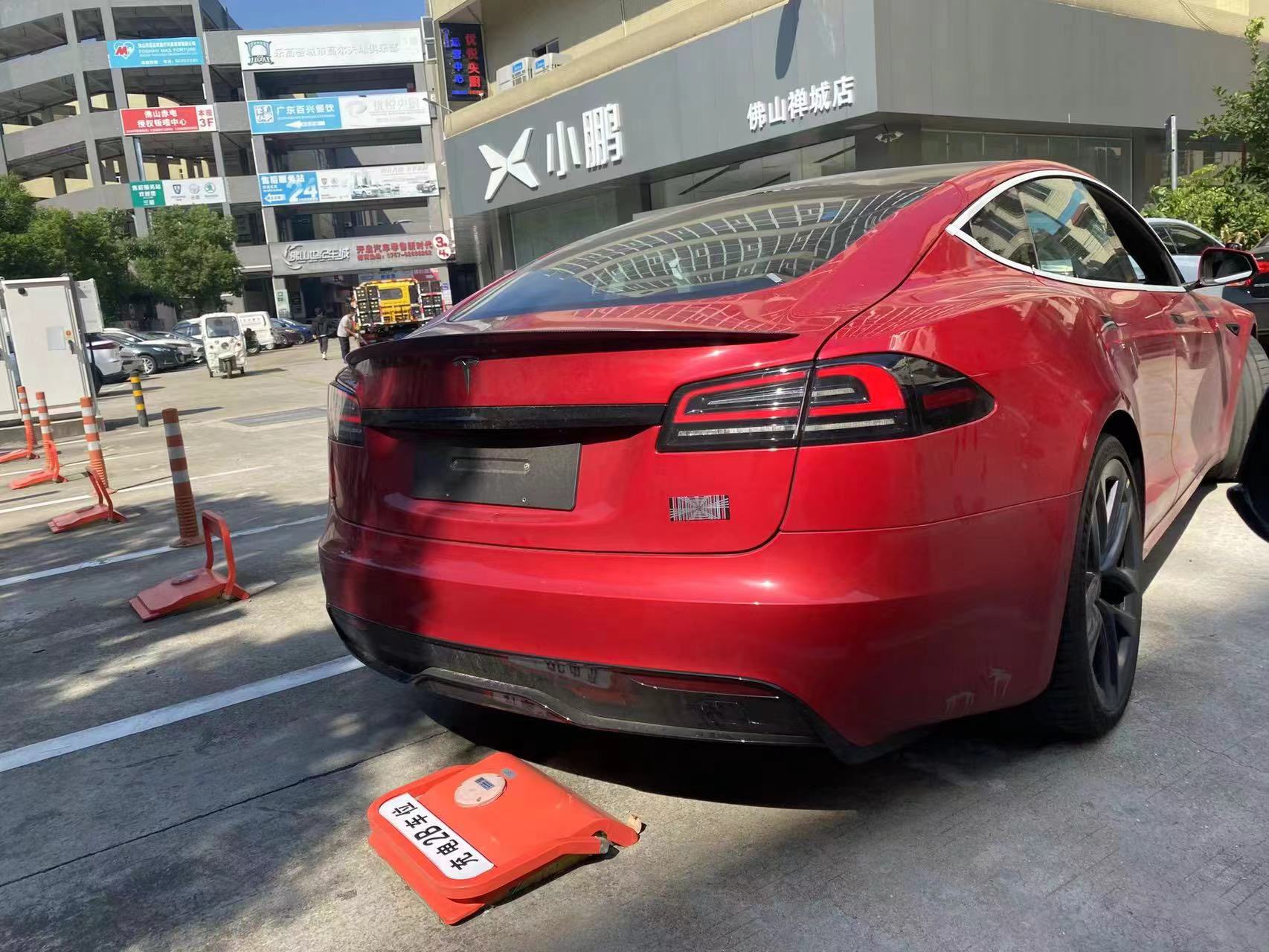 Tesla Model S Plaid Spotted Unloading en Chine, manque de capteurs à ultrasons